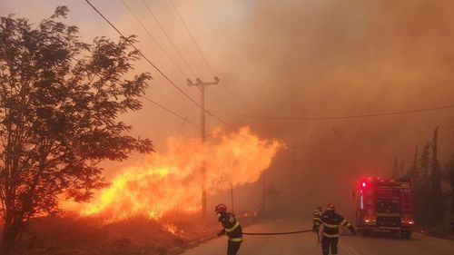 52 de pompieri români au ajuns în Rodos, măcinată de incendii