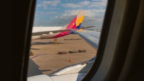 Condamnare cu executare pentru un bărbat care a provocat scandal la bordul unei aeronave