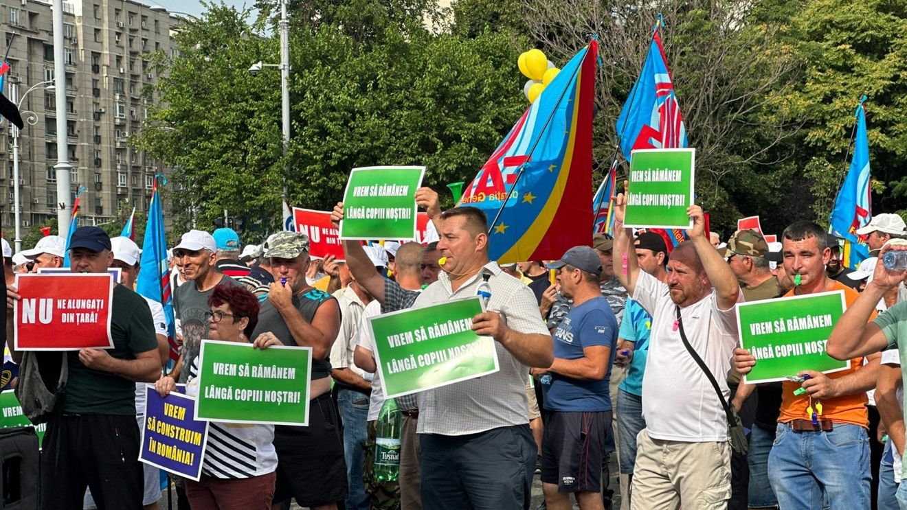 Angajații din construcții protestează în fața Guvernului / Se opun eliminării facilităților fiscale pentru salariați: ”Nu ne alungați din țară!”