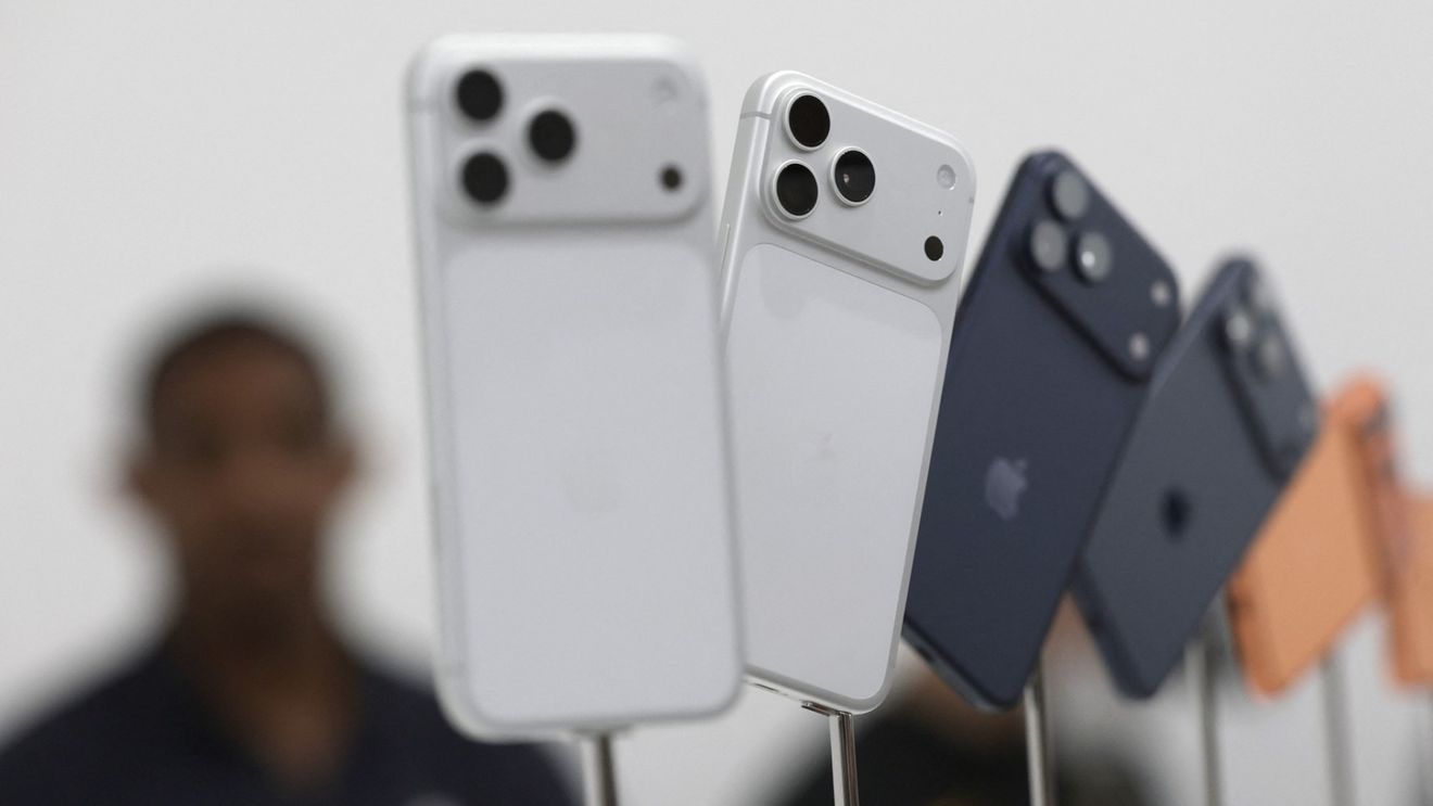Un teatru din Sibiu cere publicului un iPhone 15 Pro / ”Legea permite achiziția de telefoane de cel mult 350 de lei” / „Ajutați-ne să strălucim în social media!”