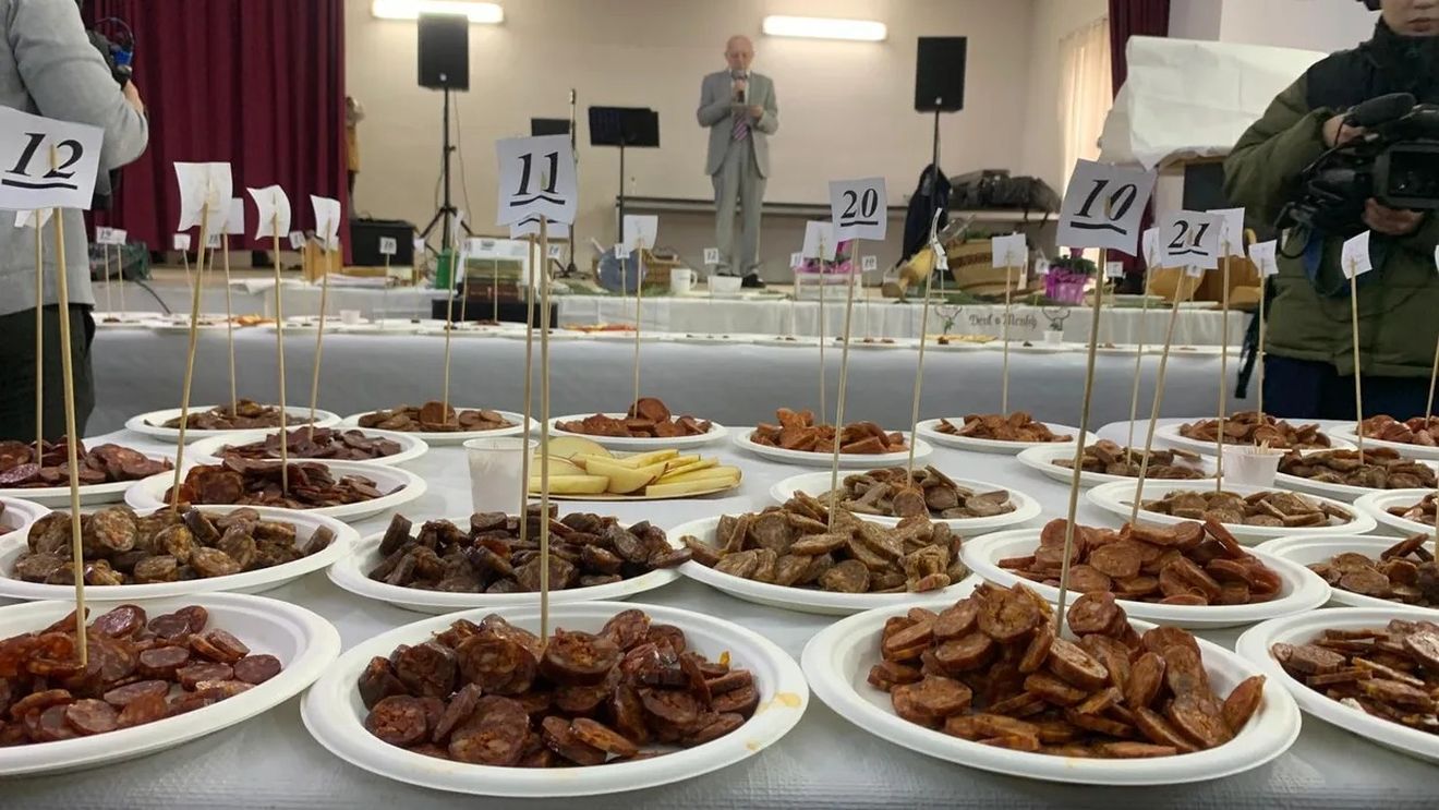 Degustare de cârnați bănățeni, aduși de șvabi chiar și din Germania/ Rețeta câștigătoare datează de 60 de ani