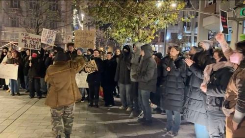 VIDEO Zeci de studenți au ieșit să protesteze la Cluj / Se scandează mesaje pro-Europa și anti Georgescu: „Țara nu e de vânzare, Rusia nu e salvare”, „Legionarul de unde are banul”, „Jos fascismul”