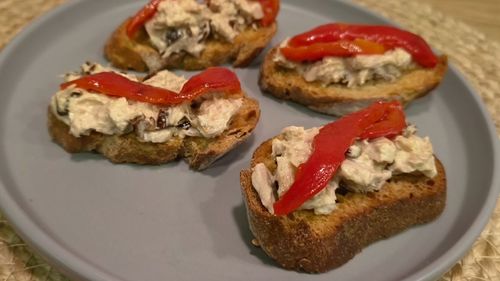 Bruschette de toamnă cu ton, ardei copți și roșii uscate / Gustarea mediteraneeană completă, cu proteine de înaltă calitate și acizi grași Omega 3