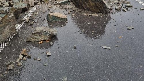 Trafic blocat pe DN7, la Călimănești, pe sensul Sibiu – Râmnicu Vâlcea, în urma căderilor de pământ şi arbuşti