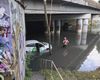 FOTO VIDEO Urmările furtunii din București / Mașini blocate în apă, copaci căzuți și acoperișuri distruse