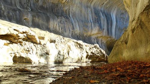 S-a redeschis traseul turistic din Cheile Băniței / Salvamontiștii le sugerează drumeților să fie atenți și să nu lase urme vizibile ale trecerii lor prin chei