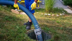 O masă de grăsime de 100 de tone, numită ironic „fatberg”, o combinație de grăsimi, uleiuri şi şerveţelele umede, descoperită în canalizare în estul Londrei / Vor fi cheltuite zeci de milioane de lire sterline pentru curățarea și repararea canalizării