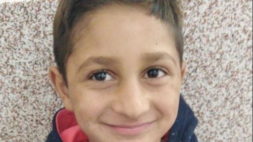 Aproape 200 de persoane îl caută pe copilul de 7 ani din Arad, care nu s-a mai întors de la joacă/ Martorii susțin că băiatul s-ar fi pierdut de prieteni în apropierea unei stâne