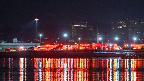 Un avion și un elicopter Black Hawk s-au ciocnit în apropierea aeroportului din Washington / Acțiunea de salvare a celor 67 de persoane s-a transformat într-una de recuperare a cadavrelor, anunță autorităților / La bordul avionului s-ar fi aflat doi patinatori ruși, campioni mondiali / Reacția președintelui Trump