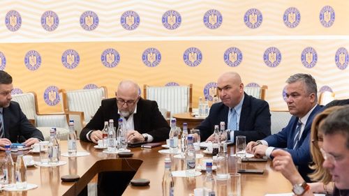 SURSE Înterdicția cumulării pensiei cu salariul și reducerea cheltuielilor cu 10% în administrația publică, subiectele rediscutate marți în ședința de coaliție