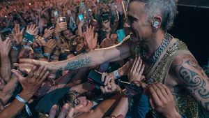 Robbie Williams a fost numit ambasador muzical al FIFA. El va cânta la festivitatea de deschidere a Cupei Mondiale  a cluburilor alături de Laura Pausini