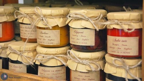 Fermier cu valoare adăugată: Ela și Sebastian au început să facă procesare de fructe la afacerea lor din agroturism, deschisă în Apuseni după ce au stat un an în Canada / Povestea brandului Cămara de la Munte