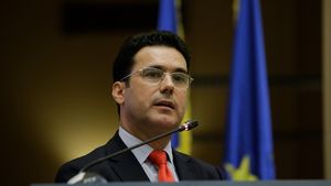 Rectorul SNSPA: Partidele pro-europene să negocieze prioritar formarea noului Guvern, indiferent dacă participă sau nu la guvernare / Schimbarea de leadership în partide nu ar trebui să reprezinte o prioritate azi / Deconturile interne de partid nu ajută