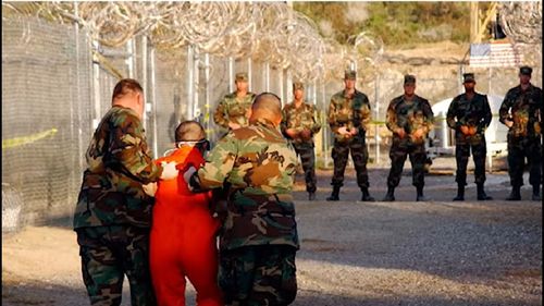 Primele zboruri de ”migranţi ilegali” către Guantanamo sunt ”în curs”, anunţă Casa Albă