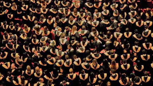 Numărul studenților la doctorat care studiază cu “frecvență redusă” a crescut masiv / Un sfert dintre doctoranzi urmează această formă de studiu – raport oficial