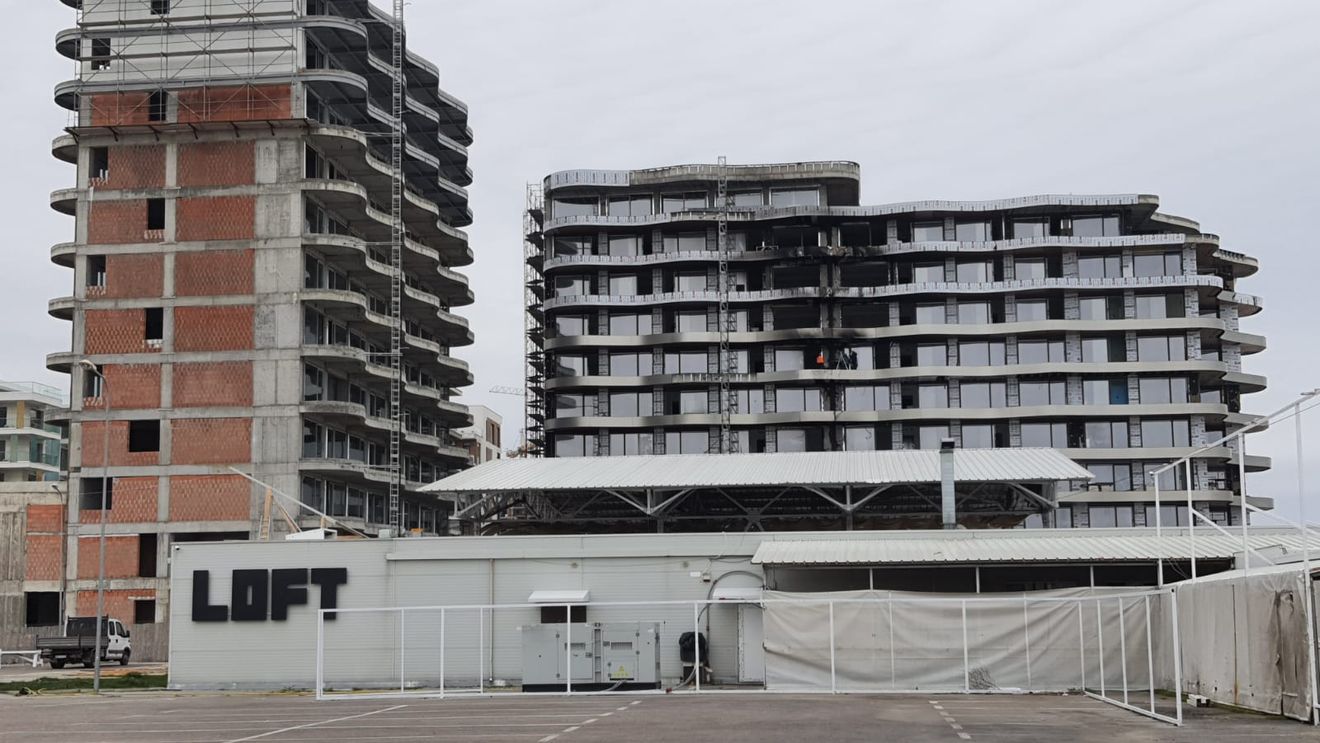 VIDEO Pompierii nu au putut interveni frontal la un incendiu din Mamaia din cauza construcțiilor haotice și a lipsei de spațiu/ City managerul Constanței: Sunt multe astfel de situații în oraș