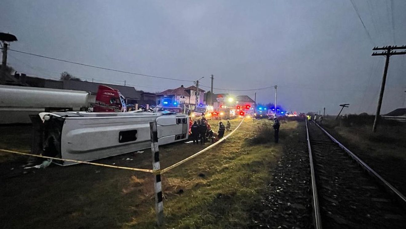 VIDEO Un mort și un rănit grav după ce un autocar s-a ciocnit cu o cisternă în localitatea Lechința din Bistrița