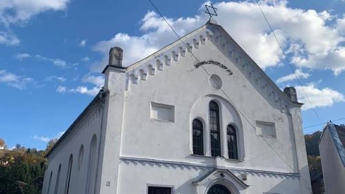 Polițiștii au deschis dosar penal după ce două svastici au fost desenate pe stâlpii Sinagogii din Sighişoara/ Un adolescent de 15 ani este cercetat pentru utilizarea în public a simbolurilor antisemite