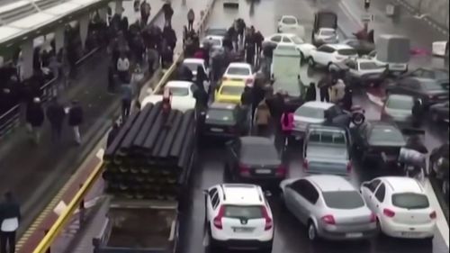 Proteste violente în Iran la înmormântarea unei tinere care a murit după ce a fost reţinută de poliţia morală
