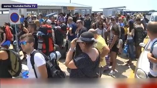 Sute de români blocați pe o insulă din nordul Greciei. Feriboturile s-au stricat și au izbucnit incendii