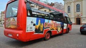 Autobuz turistic la dispoziția turiștilor, în Oradea / Călătorii trebuie să ţină cont de faptul că programul poate fi influenţat de condiţiile meteo