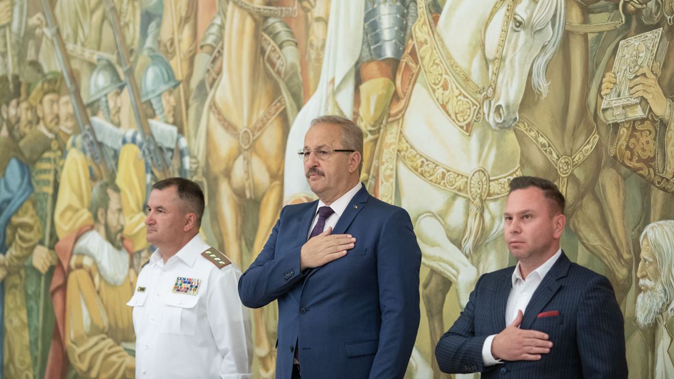 Vasile Dîncu și Adina Vălean, decorați de președintele Volodimir Zelenski, alături de alți oficiali occidentali implicați în susținerea Ucrainei