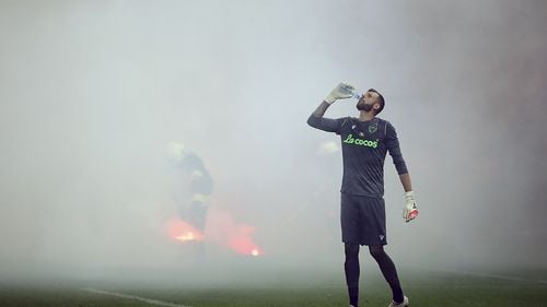 Dinamo termină la egalitate cu Petrolul Ploiești, 1-1/ Meciul, întrerupt câteva minute din cauza torțelor și fumigenelor