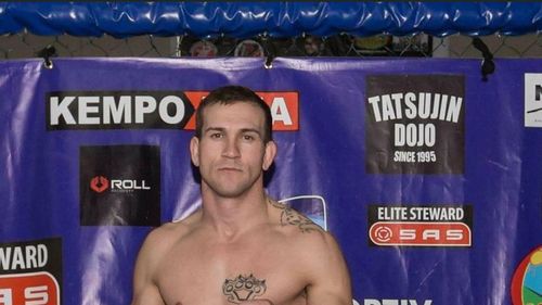 Luptător MMA, bănuit de o tâlhărie la o farmacie, reținut de polițiști / În aceeași zi ar fi încercat să jefuiască o casă de amanet, însă a fost dat afară de o angajată, deși era înarmat cu un pistol cu bile