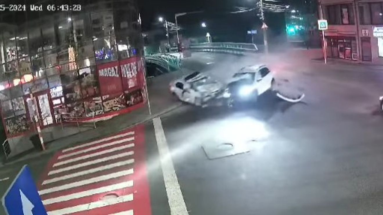 Tânăr arestat preventiv după ce a acroşat maşina poliţiei la Borșa și a fugit de la locul accidentului / Trei agenţi au fost răniţi