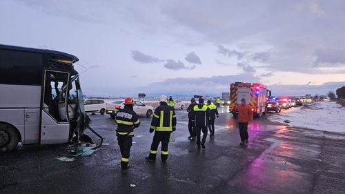 Un microbuz în care se aflau zece persoane, răsturnat pe DN 1, la ieşirea din Codlea/ Primele informaţii arată că sunt patru persoane rănite