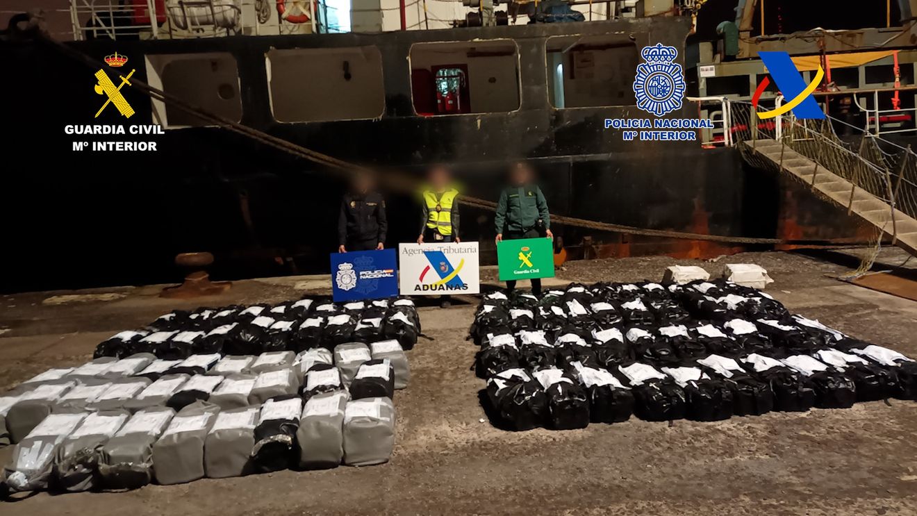 Poliţia spaniolă confiscă 4,5 tone de cocaină în largul Insulelor Canare / Cargoul transporta vite și era supravegheat de peste doi ani