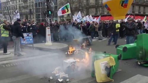 VIDEO Gunoiul începe să se acumuleze pe străzile din Paris, pe fondul continuării protestelor împotriva reformei pensiilor / Greva va continua cel puţin până joi, iar sindicatele operatorilor de salubritate nu au stabilit o dată de reluare a serviciilor