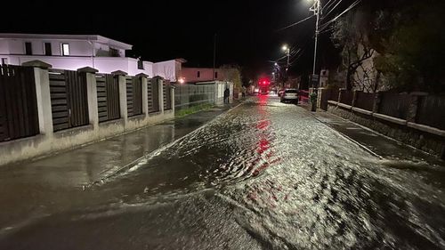 Cluj: Circa 30 de gospodării din comuna Floreşti, inundate după o avarie la magistrala de apă / Pompierii intervin cu patru autospeciale şi şapte motopompe