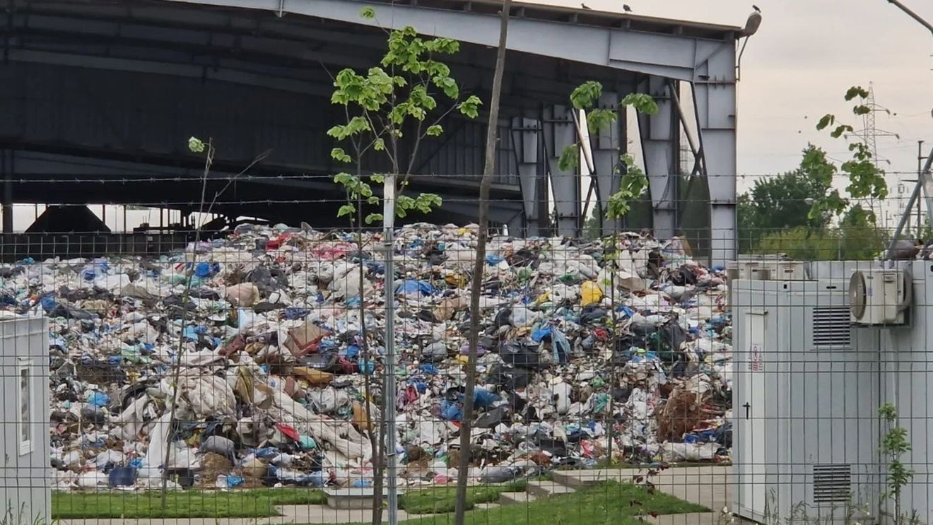 O stație de tratare a deșeurilor inaugurată la Ploiești cu mare fast de Viorica Dancilă a devenit groapă de gunoi și riscă să fie închisă
