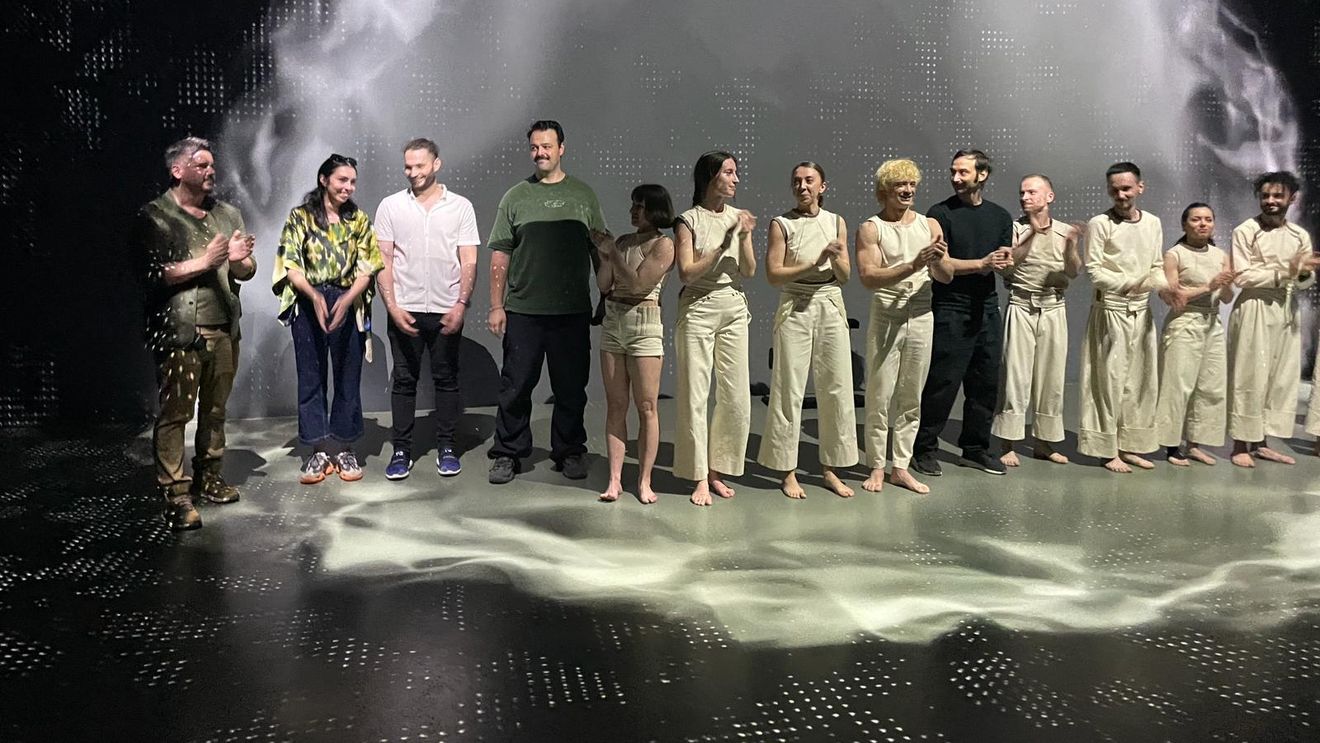 VIDEO În culisele spectacolului de dans imersiv „In between”. Coregraful Filip Stoica și actrița Iulia Lupașcu, despre cum se îmbină mapping-ul cu dansul, într-o proiecție video 360°