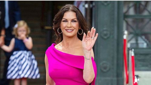 Catherine Zeta-Jones: Sunt pe cale să încep filmările în România. Sunt atât de încântată să lucrez cu marele Tim Burton, sunt nerăbdătoare