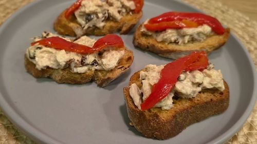 Bruschette de toamnă cu ton, ardei copți și roșii uscate / Gustarea mediteraneeană completă, cu proteine de înaltă calitate și acizi grași Omega 3