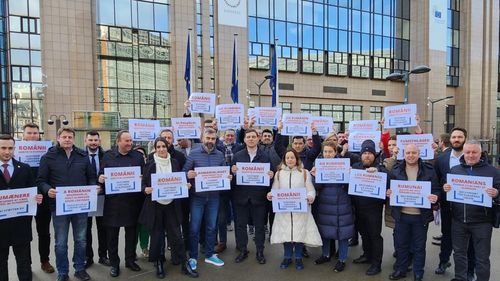 PES activists România a organizat o acţiune de mobilizare pentru aderarea României la spaţiul Schengen, în faţa sediului Consiliului UE din Bruxelles