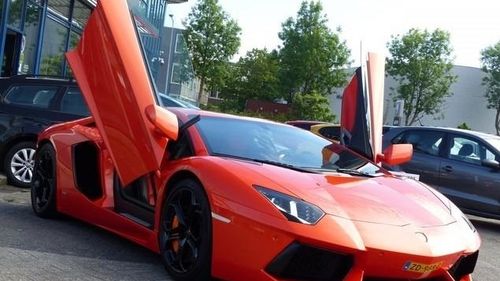 Bărbaţi reţinuţi după ce ar fi încercat să fraudeze asigurările auto / Un accident în care a fost implicat un Lamborghini ridică semne de întrebare / Prejudiciul este imens