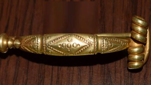 O broșă antică, scoasă la vânzare pe Facebook cu 30.000 de euro / Polițiștii au recuperat-o / Urmează a fi înaintată Muzeului Național de Istorie a României, în vederea expertizării