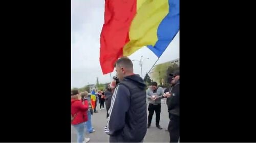 VIDEO Protest în Piața Victoriei: Aproximativ 50 de persoane cer ”turul doi înapoi”, în contextul venirii delegației americane în România, pentru discuții despre alegerile prezidențiale