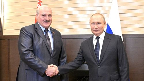 După ce l-a dus pe Lukaşenko la mănăstire, Putin sugerează alături de el că nu este impresionat de ultimatumul lui Trump şi nu va da înapoi în Ucraina