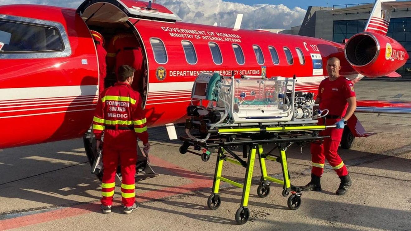 Bebeluş în vârstă de doar o zi, transportat de urgenţă de la Timişoara la Bucureşti cu un avion SMURD