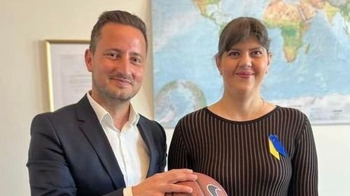 Europarlamentarul USR Nicolae Ștefănuță, ironizat pe grupurile de Facebook ale partidului după ce s-a autodeclarat „omul cu banii UE”: N-ai pe mână nici cheia de la ușița de la intrarea din beciul din spatele cămării bucătăriei UE