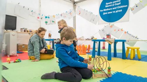 Spaţiu dedicat pentru copiii refugiaţi din Ucraina şi familiile lor, la PTF Siret / ”E esenţial să oferim copiilor refugiaţi, precum şi familiilor acestora, asistenţă imediată şi un mediu sigur şi stabil, de îndată ce trec graniţele către România”