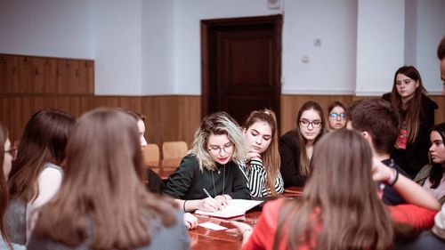 Consiliul Elevilor dezaprobă “propunerea de plafonare a burselor” și cere guvernului burse mai mari, diferențiate în funcție de tipul acestora