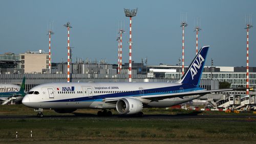 Treizeci și șase de zboruri au fost anulate și peste 200 întârziate pe un aeroport din Japonia, după ce o pereche de foarfece a dispărut dintr-un magazin / Unde au fost găsite