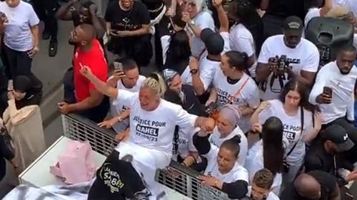 Conducere fără permis, droguri, refuz de a respecta ordinele: adolescentul ucis la de poliție în suburbiile Parisului era cunoscut de poliție. Are loc un marș în memoria lui Nahel la Nanterre