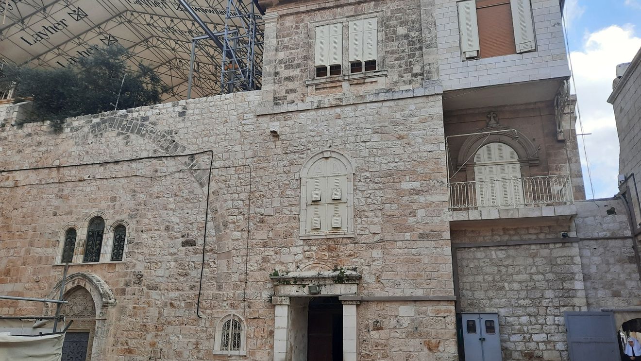 O biserică veche de piatră, posibil ctitorie a lui Mircea cel Bătrân, descoperită de arheologi în centrul orașului Râmnicu Vâlcea