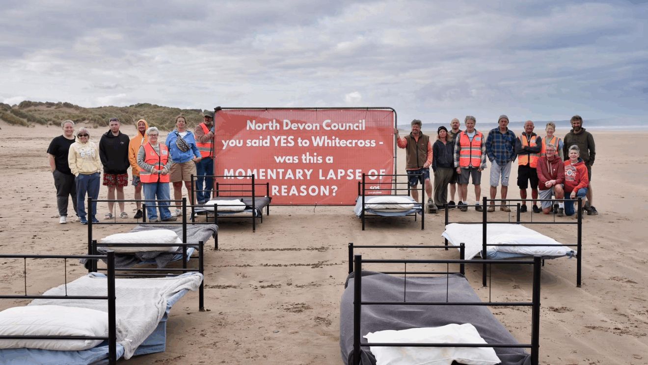 Activiștii pentru plaje recreează coperta albumului Pink Floyd ca semn de protest față de un potențial parc eolian